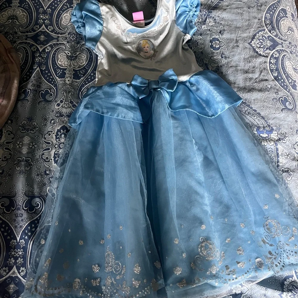 Girls dress up